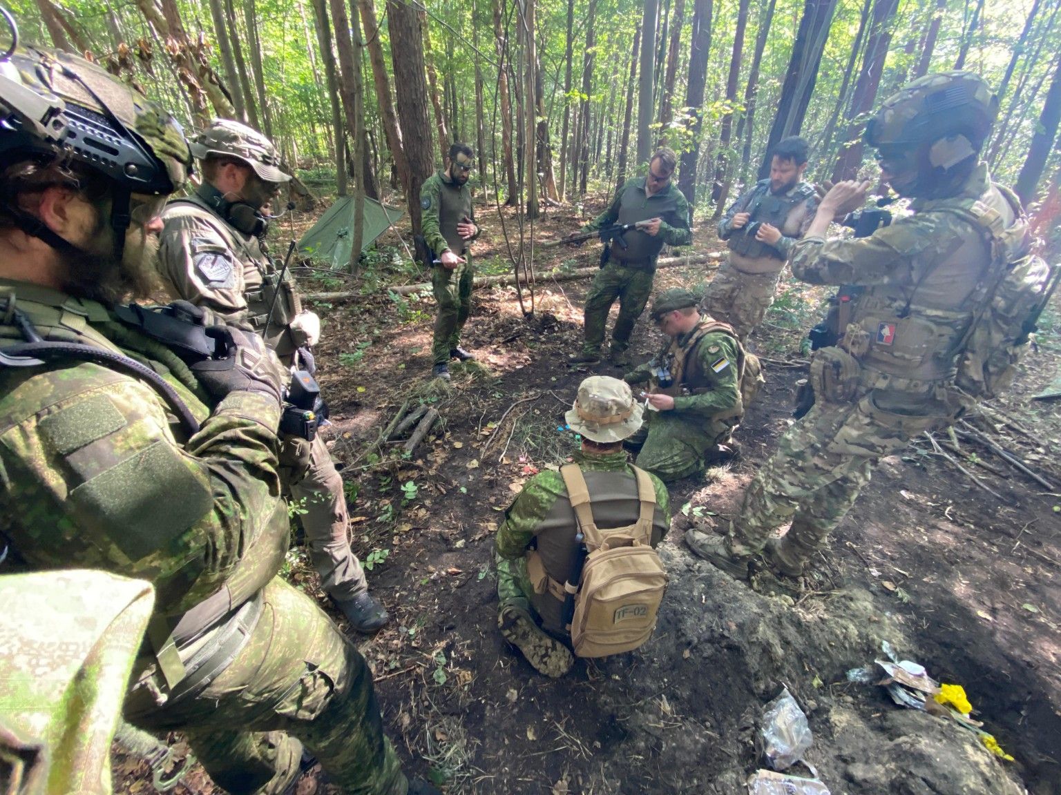 Taktische Besprechung im Wald