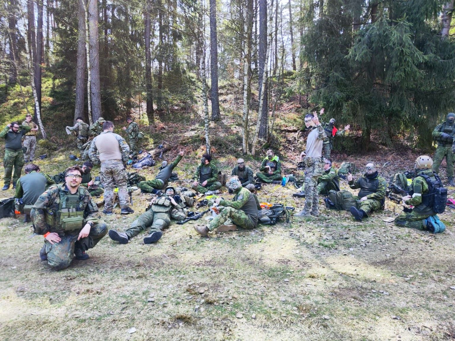 Team rastet gemeinsam im Wald