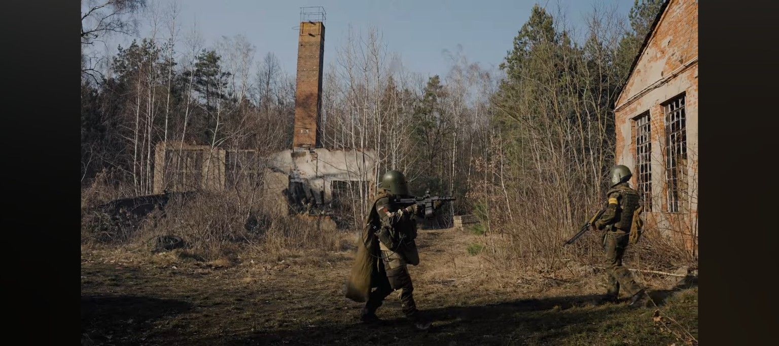 Airsoft-Spieler auf einem Spielfeld